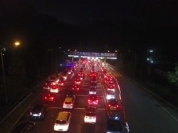 Pantauan Udara, Macet Horor di Exit Tol Merak Menuju Pelabuhan!