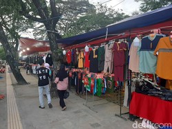 Pedagang Musiman Kendari Membludak Jelang Lebaran, Lapak Tepi Jalan Diserbu