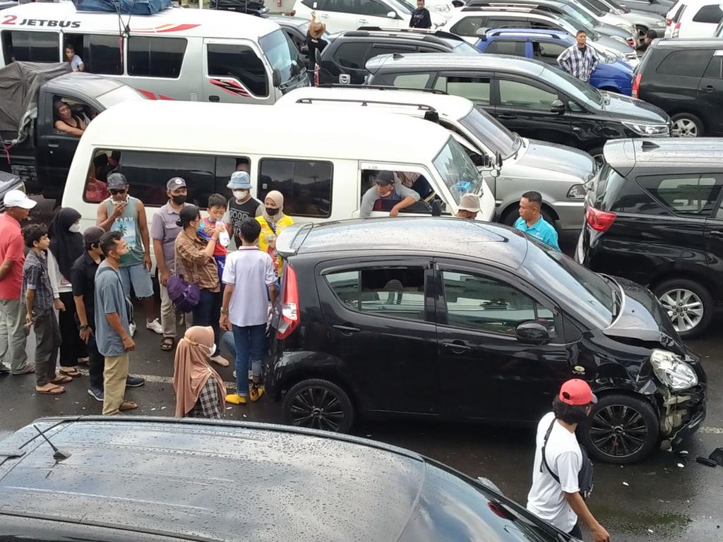 Sopir Ngantuk, Mobil Seruduk Mobil saat Masuk Kapal di Gilimanuk