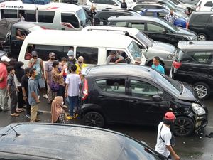 Sopir Ngantuk, Mobil Seruduk Mobil saat Masuk Kapal di Gilimanuk Sopir Ngantuk, Mobil Seruduk Mobil saat Masuk Kapal di Gilimanuk