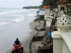 Bupati Serang Pastikan Wisata Pantai Anyer Aman bagi Wisatawan Bupati Serang Pastikan Wisata Pantai Anyer Aman bagi Wisatawan