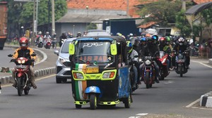 Unik, Pemudik dengan Bajaj Mencuri Perhatian Warga