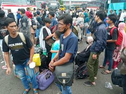 Pemudik Numpuk di Terminal Bekasi Imbas One Way, Ada yang Sampai Nginap