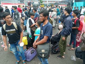 Pemudik Numpuk di Terminal Bekasi Imbas One Way, Ada yang Sampai Nginap Pemudik Numpuk di Terminal Bekasi Imbas One Way, Ada yang Sampai Nginap