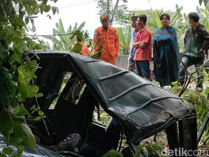 Mobil Terguling Gegara Hindari Lubang di Jalur Pansela, 9 Orang Luka