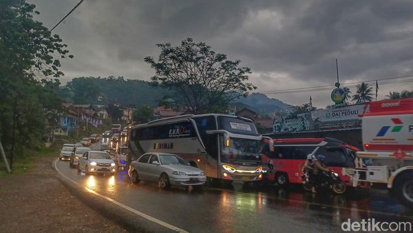 Pengalihan Arus di Jalur Nagreg Imbas Padatnya Pemudik