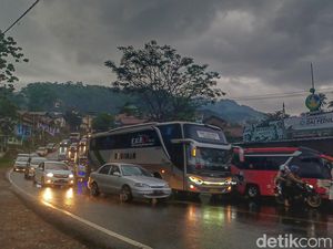 Arus Mudik Pagi Ini, Jalur Nagreg Padat Antrean Kendaraan hingga 10 Km Arus Mudik Pagi Ini, Jalur Nagreg Padat Antrean Kendaraan hingga 10 Km