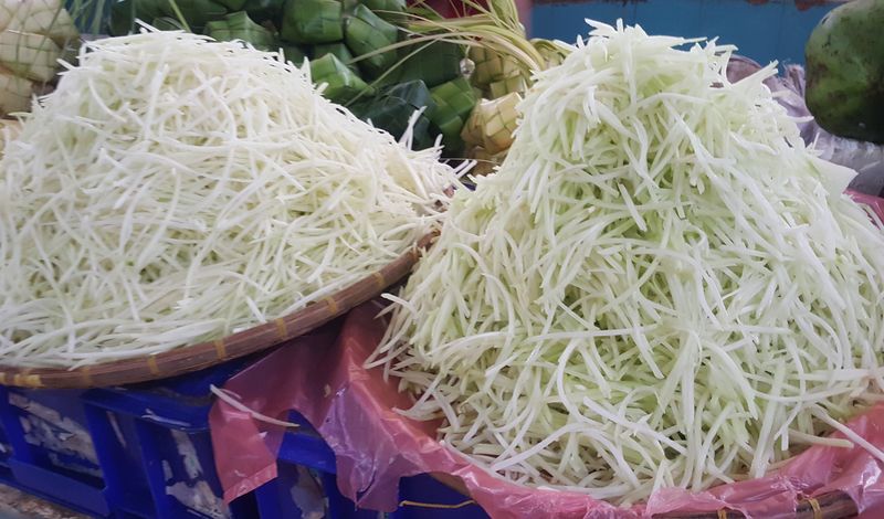 Pepaya muda serut untuk sayur godog betawi.