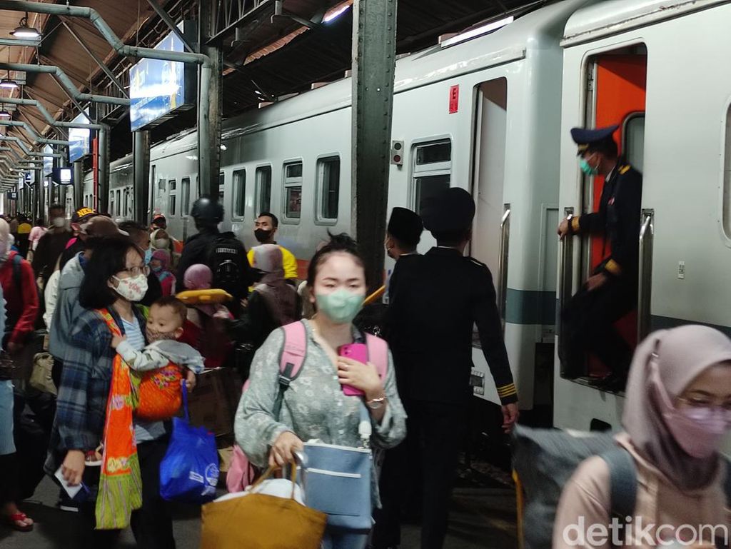 Bareng Ganjar, Ratusan Pemudik Gratis Kereta Api Tiba di Stasiun Tawang