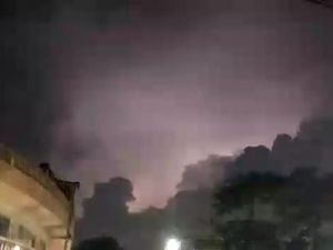 Penjelasan BMKG Soal Viral Petir Menyambar Bersahutan di Langit Surabaya