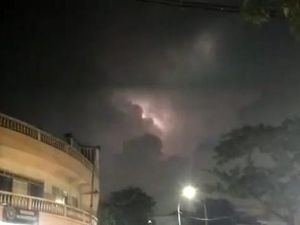 Petir Menyambar Bersahutan di Surabaya Masih Berpotensi Terjadi Hari Ini