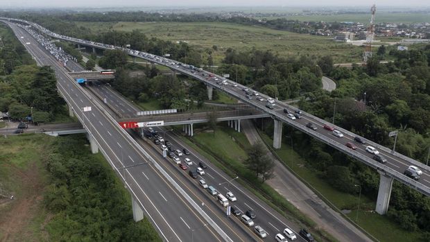 Sejumlah kendaraan memadati ruas jalan tol Jakarta-Cikampek kilometer 47 dan Jalan Layang Mohammed Bin Zayed (MBZ) di Karawang, Jawa Barat, Jumat (29/4/2022). Polri menggeser pintu masuk arus lalu lintas satu arah (one way) dari KM 47 Tol Jakarta-Cikampek ke Gerbang Tol Cikampek Utama (Cikatama) menuju arah timur yang semula dari mulai ruas Tol Jakarta-Cikampek kilometer 47 kini digeser ke Gerbang Tol (GT) Cikampek Utama menuju Tol Kalikangkung kilometer 414 pada H-3 Lebaran 2022. ANTARA FOTO/M Risyal Hidayat/nz