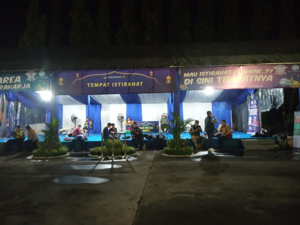 Istirahat di Kedungwaringin, Pemotor Senang Boleh Mudik Lagi: Gembira Banget Istirahat di Kedungwaringin, Pemotor Senang Boleh Mudik Lagi: Gembira Banget