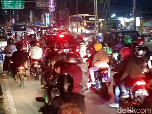 Potret Pemudik Motor Padati Kalimalang-Bekasi