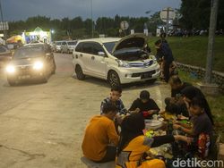 Bukan Piknik, Pemudik Berbuka Puasa di Emperan Rest Area