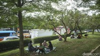 Potret Pemudik Melepas Lelah di Taman Rest Area