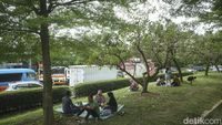 Potret Pemudik Melepas Lelah di Taman Rest Area