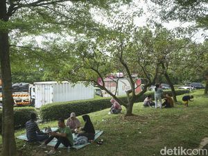 Potret Pemudik Melepas Lelah di Taman Rest Area
