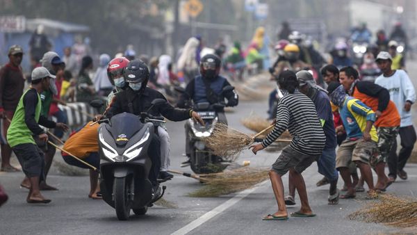 Potret Pencari Sedekah dengan Sapu di Jalanan Indramayu