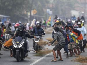 Potret Pencari Sedekah dengan Sapu di Jalanan Indramayu