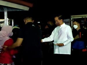 Presiden Jokowi Bagikan 2.000 Sembako-Amplop untuk Warga Tak Mampu di Bogor