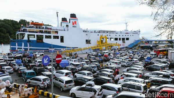 Potret Puncak Arus Mudik Merak yang Tembus 112 Ribu Orang Per Hari