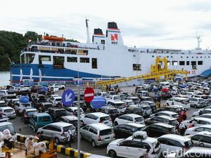 Urai Kepadatan di Merak, Pelabuhan Barang Dipakai Angkut Pemudik Urai Kepadatan di Merak, Pelabuhan Barang Dipakai Angkut Pemudik