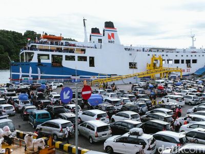 Potret Puncak Arus Mudik Merak yang Tembus 112 Ribu Orang Per Hari