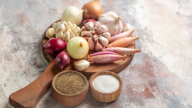 Bahan yang dibutuhkan untuk membuat kupat tahu bumbu kacang.