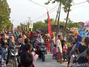 Sambut Crazy Rich Grobogan Mudik, Ribuan Warga Padati Jalan Desa Telawah