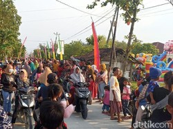 Sambut Crazy Rich Grobogan Mudik, Ribuan Warga Padati Jalan Desa Telawah