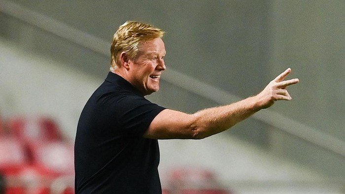 LISBON, PORTUGAL - SEPTEMBER 29: Head coach Ronald Koeman of FC Barcelona reacts during the UEFA Champions League group E match between SL Benfica and FC Barcelona at Estadio da Luz on September 29, 2021 in Lisbon, Portugal. (Photo by David Ramos/Getty Images)