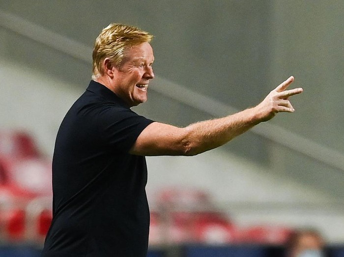 LISBON, PORTUGAL - SEPTEMBER 29: Head coach Ronald Koeman of FC Barcelona reacts during the UEFA Champions League group E match between SL Benfica and FC Barcelona at Estadio da Luz on September 29, 2021 in Lisbon, Portugal. (Photo by David Ramos/Getty Images)