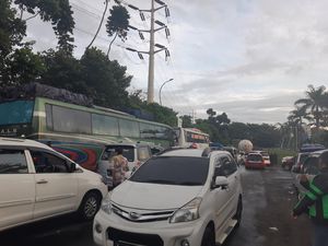 Jalur Arteri Menuju Pelabuhan Merak Macet, Banyak Kendaraan Matikan Mesin