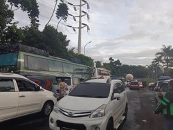 Jalur Arteri Menuju Pelabuhan Merak Macet, Banyak Kendaraan Matikan Mesin
