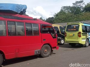 Pilu Sopir Elf di Momen Mudik, Sepi Penumpang Gegara Travel Gelap Pilu Sopir Elf di Momen Mudik, Sepi Penumpang Gegara Travel Gelap