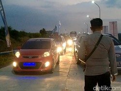 Cerita Pemudik Alami Macet di Tol Gegara Berebut Jalur B Saat One Way