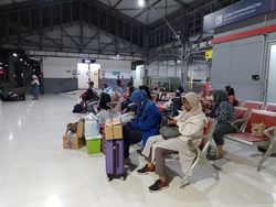 Suasana Mudik Kian Terasa, Stasiun Purwosari Padat Penumpang KA
