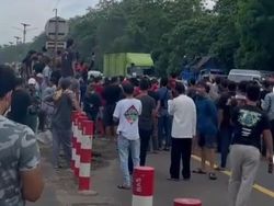 Viral Pengendara Tutup Jalan ke Bandung Imbas Macet Tol Cikampek