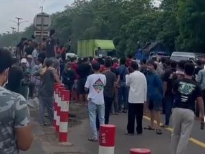 Viral Pengendara Tutup Jalan ke Bandung Imbas Macet Tol Cikampek Viral Pengendara Tutup Jalan ke Bandung Imbas Macet Tol Cikampek