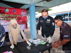 Antisipasi Laka Saat Mudik, Sopir-Kenek Angkutan di Banyuwangi Dites Urine