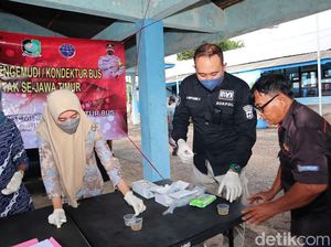 Antisipasi Laka Saat Mudik, Sopir-Kenek Angkutan di Banyuwangi Dites Urine
