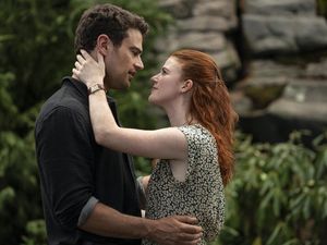 Jika Bisa Menjelajah Waktu, Theo James-Rose Leslie Mau ke Mana Ya? Jika Bisa Menjelajah Waktu, Theo James-Rose Leslie Mau ke Mana Ya?