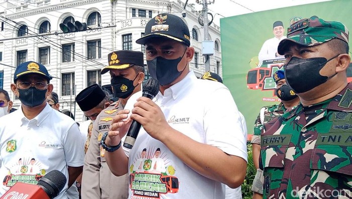 Wali Kota Medan Bobby Nasution saat melepas pemudik di Medan