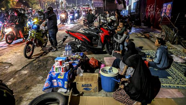 Warung Musiman Jadi Oase Pemudik Motor di Tengah Kemacetan