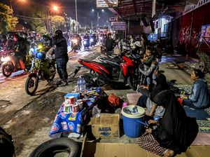 Warung Musiman Jadi Oase Pemudik Motor di Tengah Kemacetan
