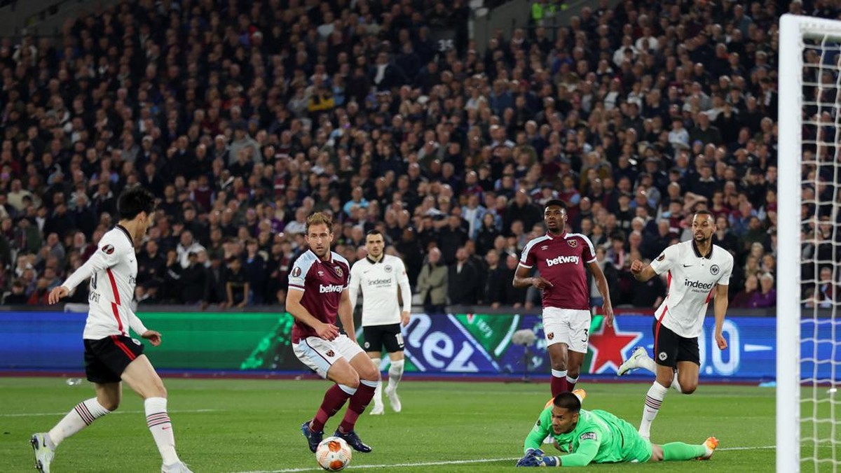 Eintracht Frankfurt kalahkan West Ham United 2-1 (Action Images via Reuters/MATTHEW CHILDS)