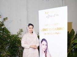 Dokter Cantik Widya Rahayu Arini Putri Berbagi dengan Sesama