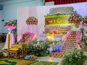 Bukan Bunga, Acara Pemakaman Ini Dihiasi Mie Instan, Susu dan Minyak Goreng