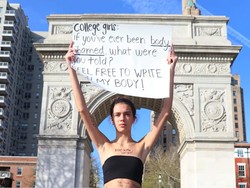 Hanya Pakai Kemben, Model Viral Minta Orang Tuliskan Pesan Negatif di Tubuhnya